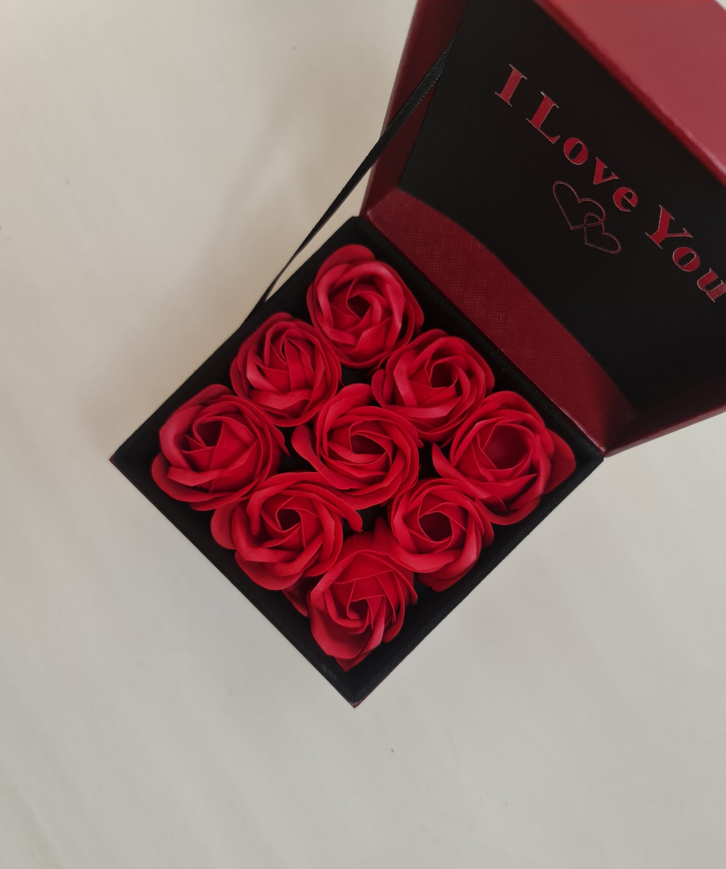 Dėžutė su rožėmis ir pakabuku